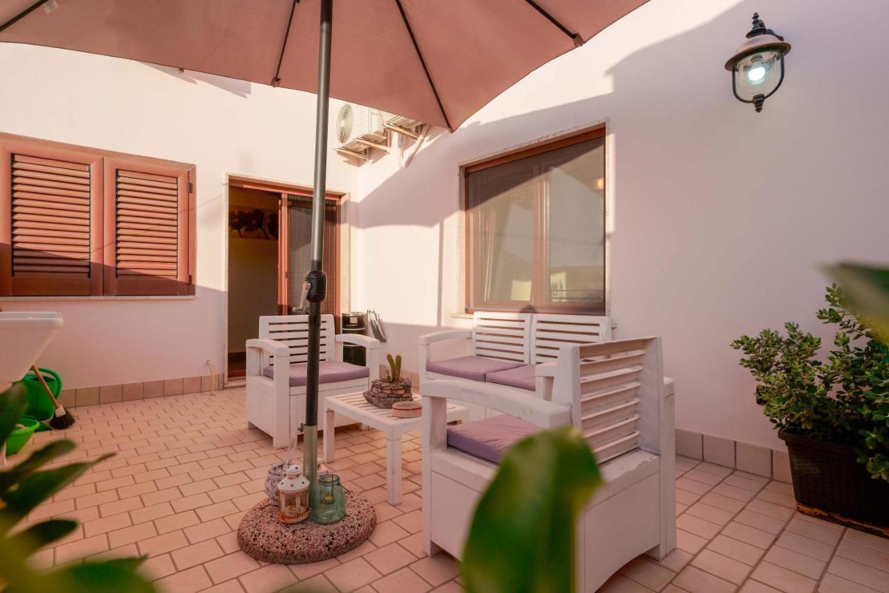 Bed And Breakfast Cairoli Exclusive Room San Pietro Vernotico Exterior photo